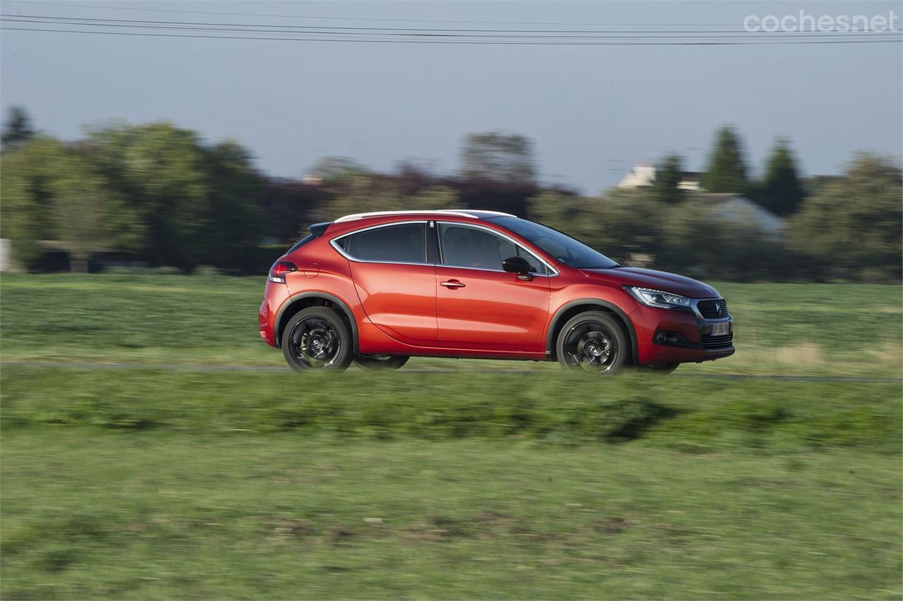 El DS 4 Crossback añade tres centímetros extra a la altura libre al suelo y detalles exclusivos que realzan su estética todocamino.