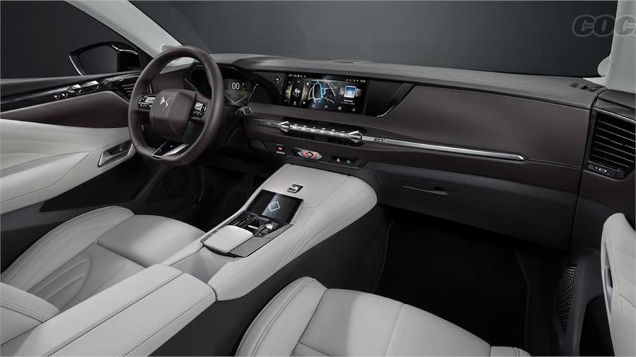 El interior del DS 4 tiene un diseño limpio, moderno, minimalista. Los aireadores disimulados y las pantallas digitales le dan un aire futurista. 