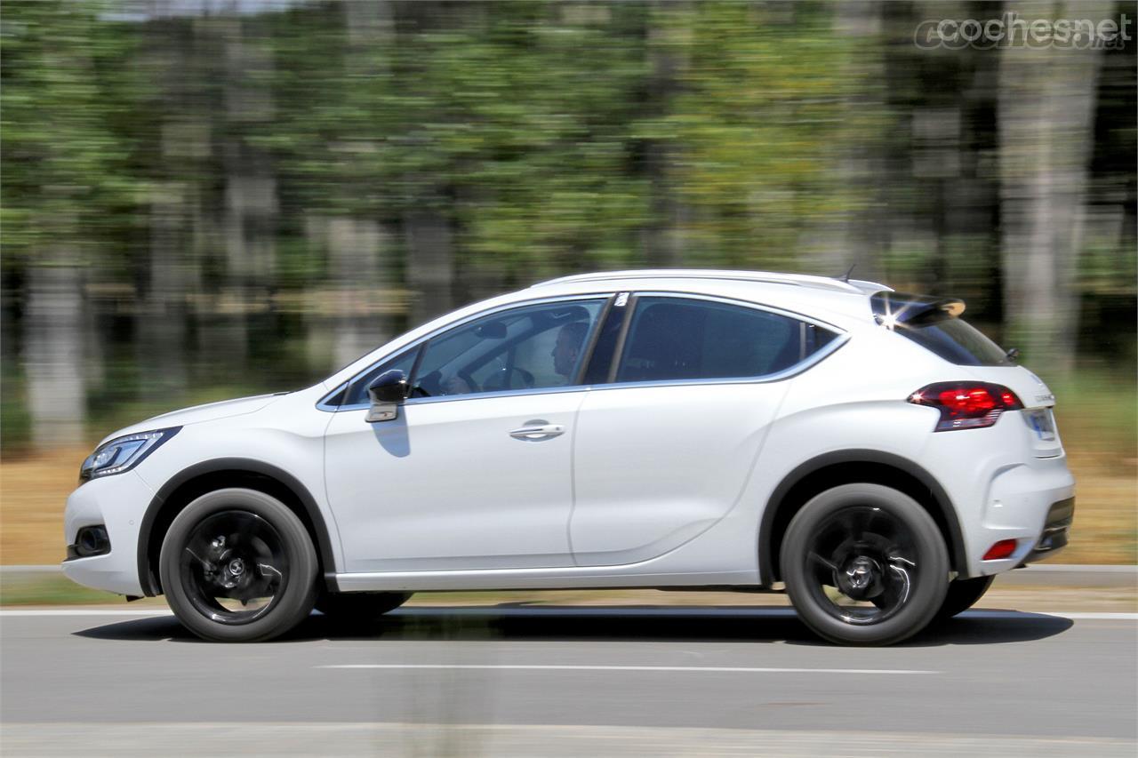 La agradable estética a medio camino entre compacto y SUV convierte al DS4 en un coche mucho más atractivo en esta versión Crossback.