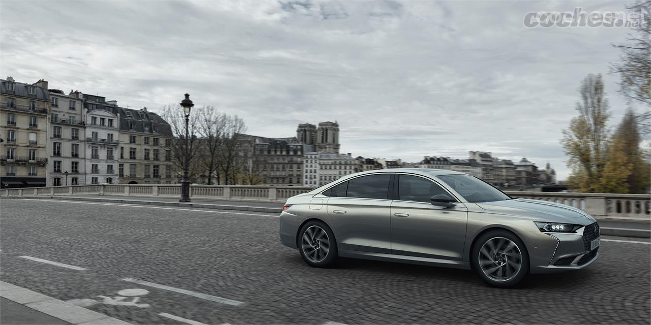 Recuerda por comportamiento al Volvo S90, un coche que está a la altura de Audi A6 y Mercedes-Benz Clase E.