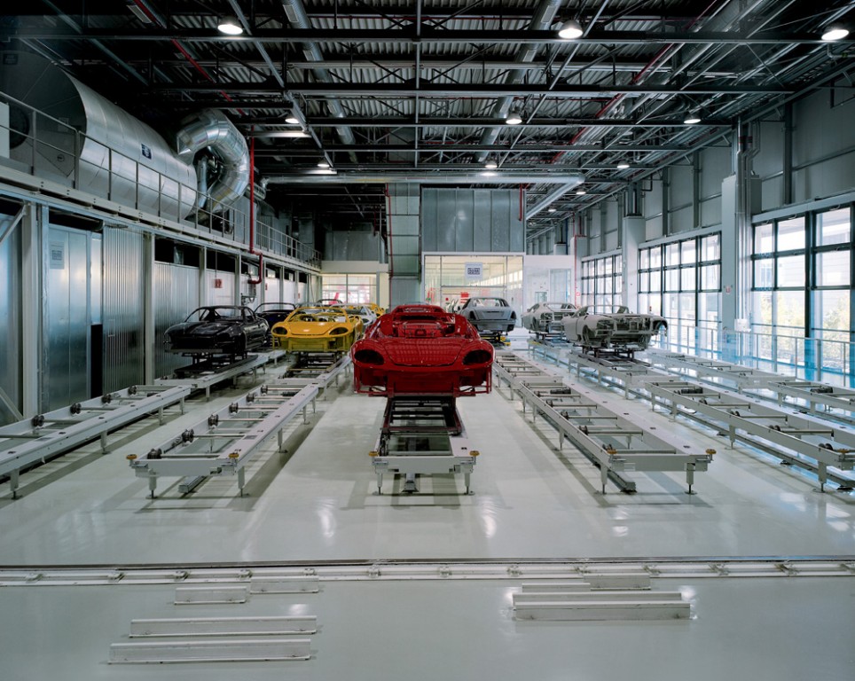 El número de vehículos fabricados desde la planta de Ferrari en Maranello es siempre limitado. Automatismo y artesanía se combinan para crear estos coches tan exclusivos.