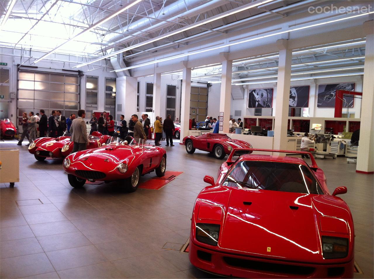 El taller de restauración de clásicos parece más una exposición que un lugar de trabajo. Los coches se reconstruyen pieza a pieza si es necesario. 