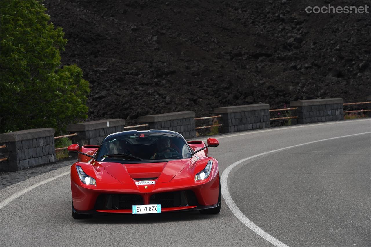 Con la Ferrari Cavalcade 2014 hemos conseguido una de las primeras instantáneas de un LaFerrari circulando por una carretera.