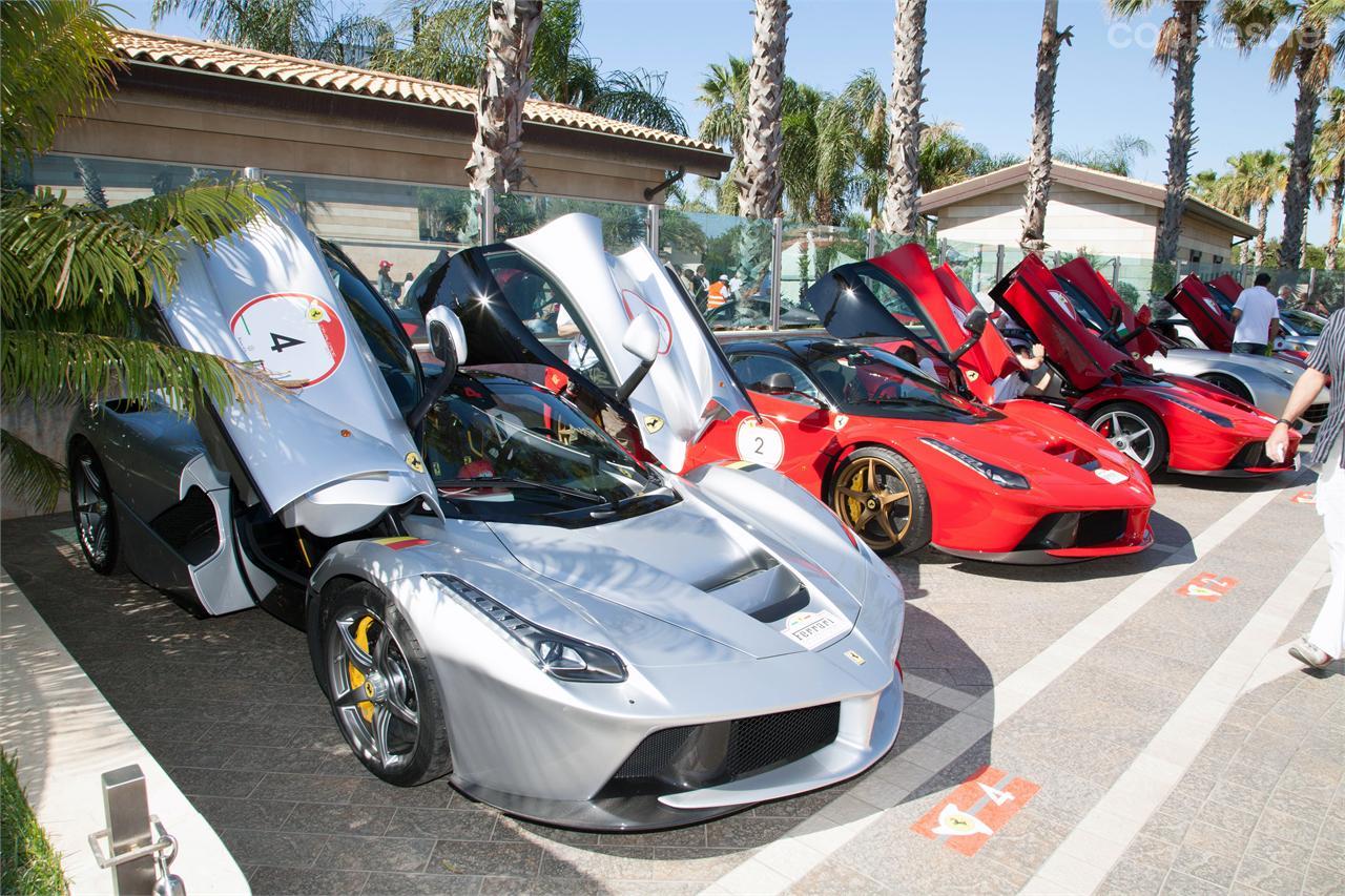 Aquí podemos ver nada menos que a 4 LaFerrari juntos, las puertas del tercero de color rojo asoman detrás de de un California T de color gris.