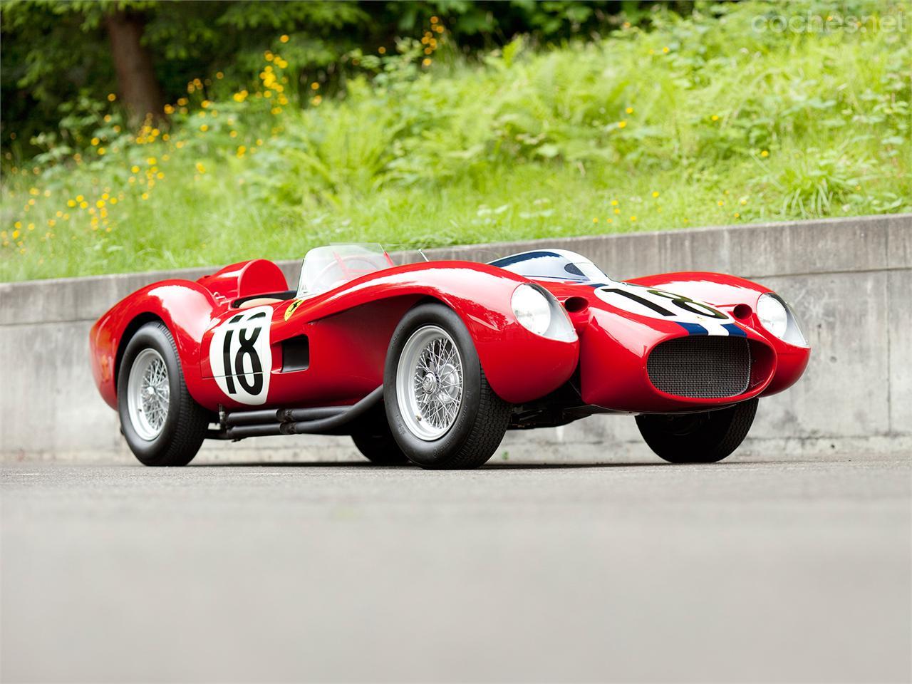 Ferrari 250 Testa Rossa Scaglietti Spyder Prototipo 1957 contaba una "joroba" detrás de la cabeza del piloto, el F12 TRS también.