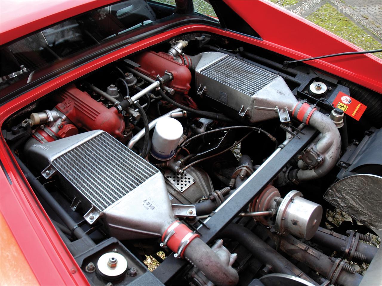Dos turbocompresores IHI se encargaban de sobrealimentar un motor V8 de 2,8 litros para lograr una potencia máxima de 400 CV.