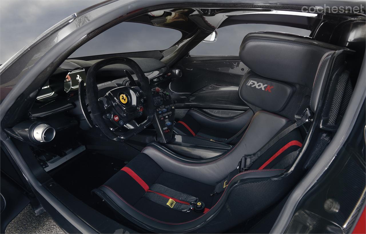 Así es el cockpit de este exclusivo superdeportivo. Es un coche que se ha diseñado sin compromisos, con el objetivo de investigar nuevas soluciones que veremos en los próximos Ferrari de calle. 