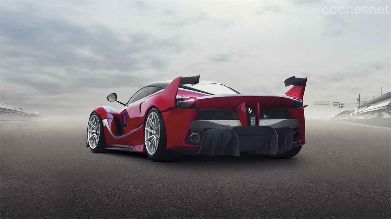 La trasera del Ferrari FXX K es todavía más espectacular que la del LaFerrari. El spoiler con sus aletas verticales y horizontales demuestra el cuidado estudio aerodinámico. 