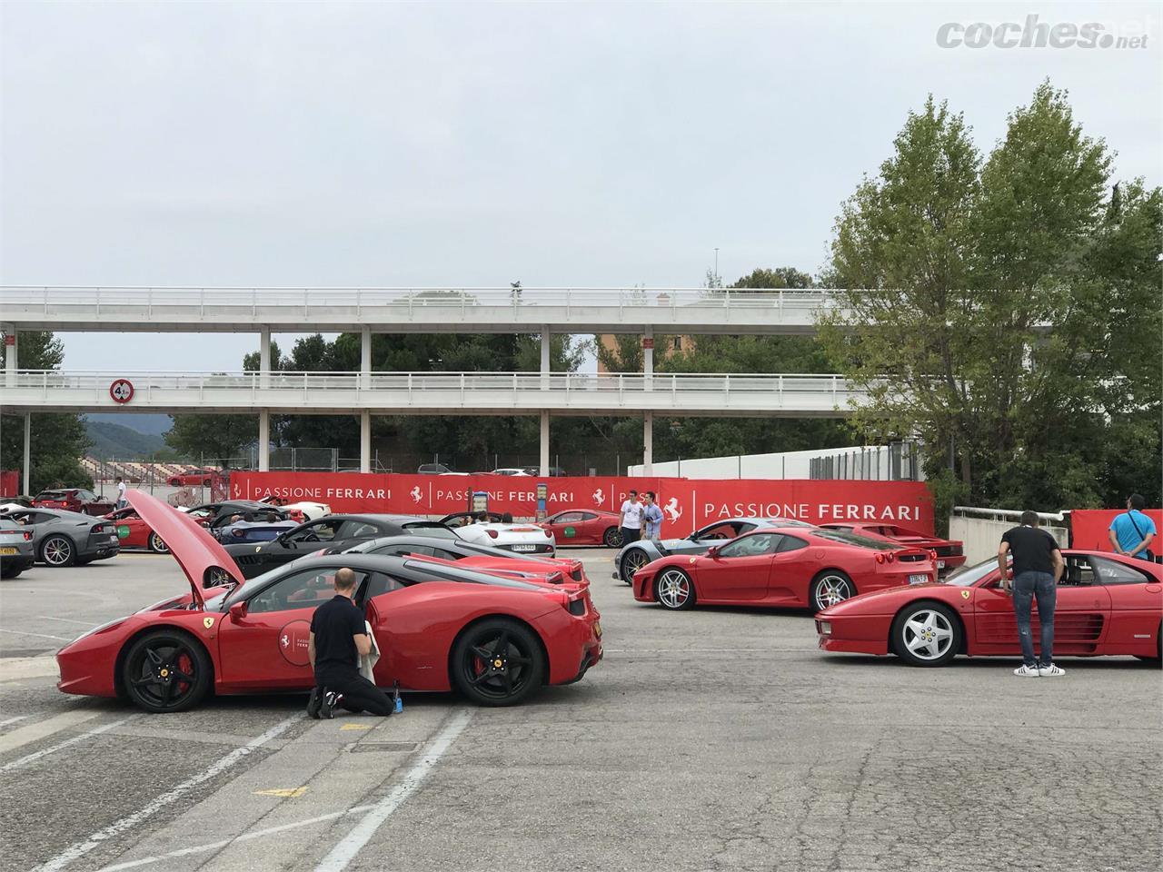 A través de Corso Pilota los clientes de la marca de Maranello pueden tomar parte en un amplio abanico de cursos de conducción en circuito.