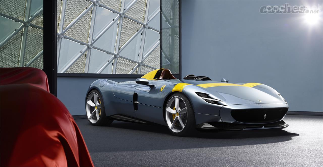 El Ferrari Monza SP1 es un monoplaza de calle, con motor V12 y fabricado en buena parte con fibra de carbono. 