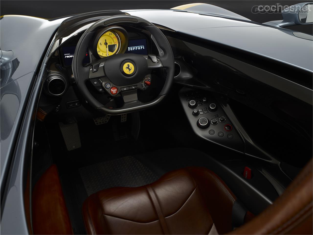 El cockpit del Ferrari Monza SP1 recuerda el de los monoplazas de carreras de los cincuenta. 