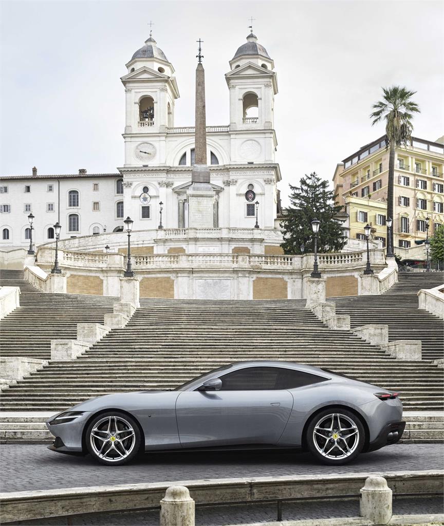 El Ferrari Roma tiene un estilo diferente, parecido al de los clásicos GT británicos. 