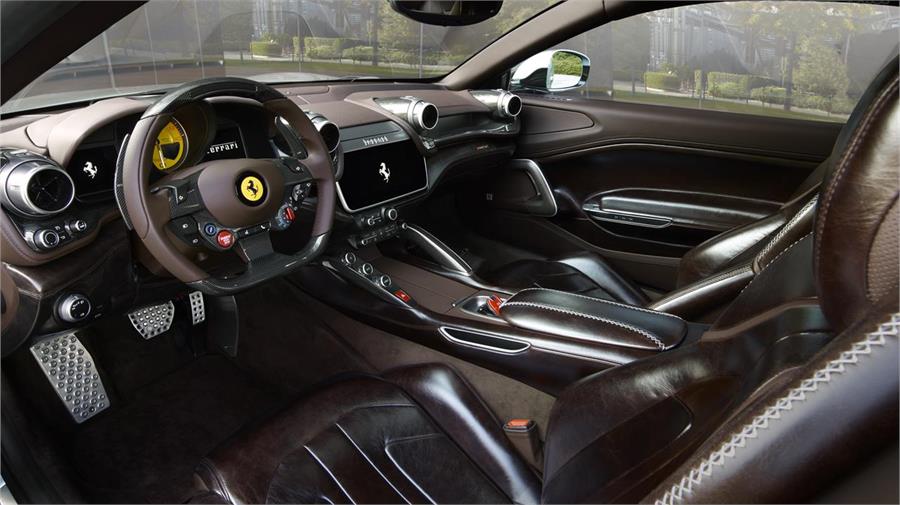 La piel color marrón del habitáculo ofrece una textura y un color también inspirados en los tapizados de los Ferrari de finales de los 50 y principios de los 60.
