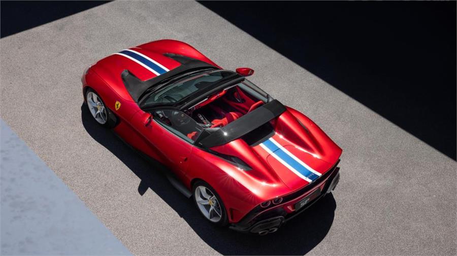 El Ferrari SP51 es un roadster, con la particularidad de que monta un perfil transversal, de carbono, justo detrás de los asientos, al estilo targa. 