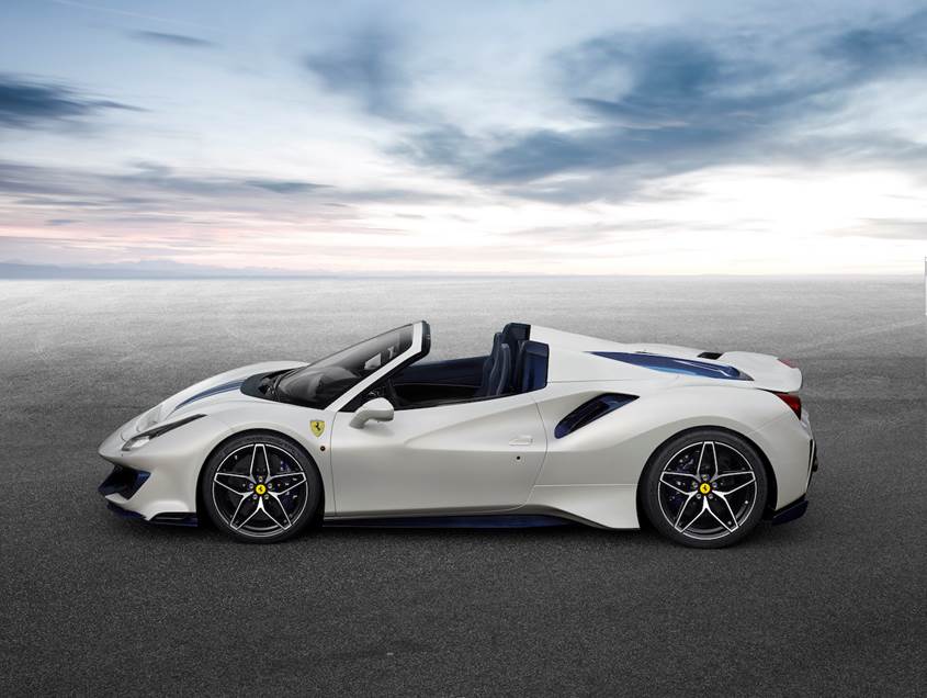 El Ferrari 488 Pista Spider monta llanta exclusivas y un hard top que permite disfrutar de sus prestaciones a cielo abierto. 