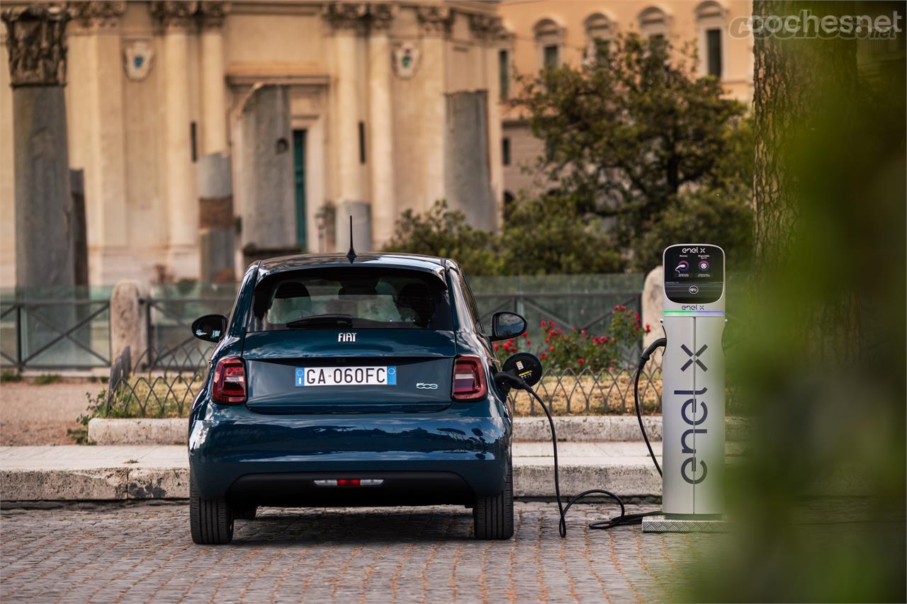 El Fiat 500 eléctrico admite una potencia máxima en corriente continua de 85 kW. El 80% de la batería se carga en 35 minutos.