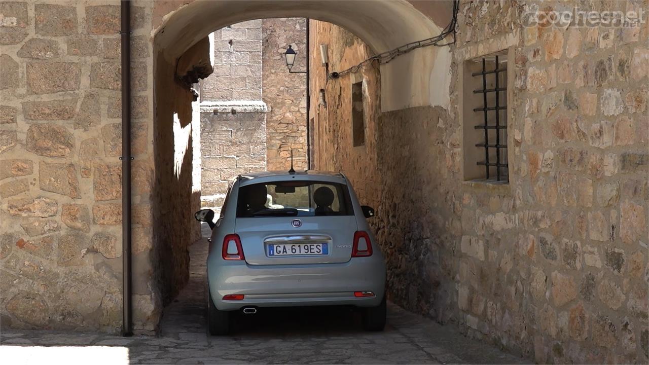 Una de las grandes ventajas de este coche es que pasa por todos los sitios sin esfuerzo. Por esta arcada de Medinaceli no pasa cualquier coche...