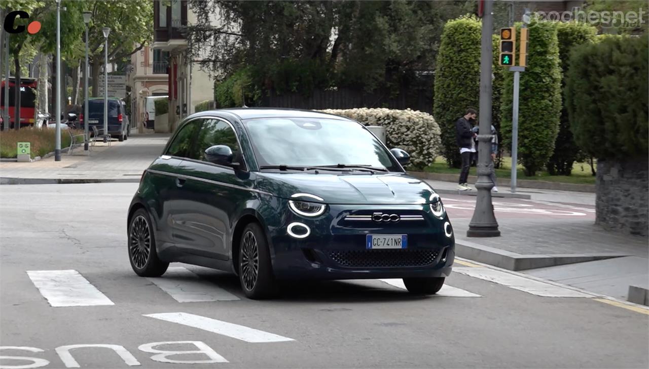 Eminentemente urbano, el Fiat 500 es un coche ágil, que se mete en cualquier hueco y muy fácil de estacionar.