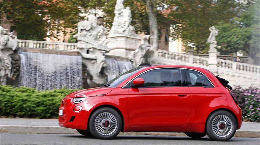 El Fiat 500e Urban Range en su acabado RED es un modelo 100% urbano que aprovecha sus contenidas dimensiones en ciudad y que cuesta desde menos de 20.000 euros con Plan Moves incluido.
