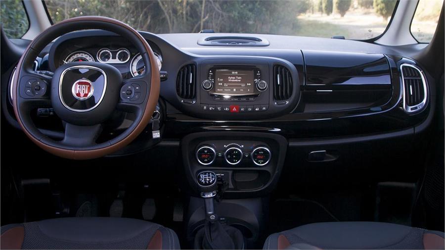 El tapizado bicolor de asientos, guarnecidos de las puertas y volante es un claro reflejo de la calidad que se respira en el interior del 500L Trekking.
