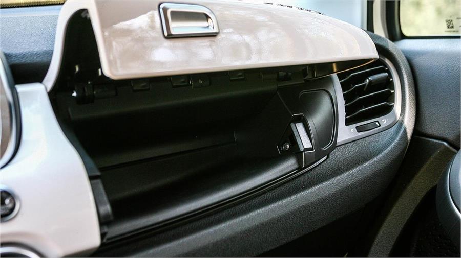 Esta guantera superior refrigerada complementa a la inferior y al cofre que existe entre los asientos.