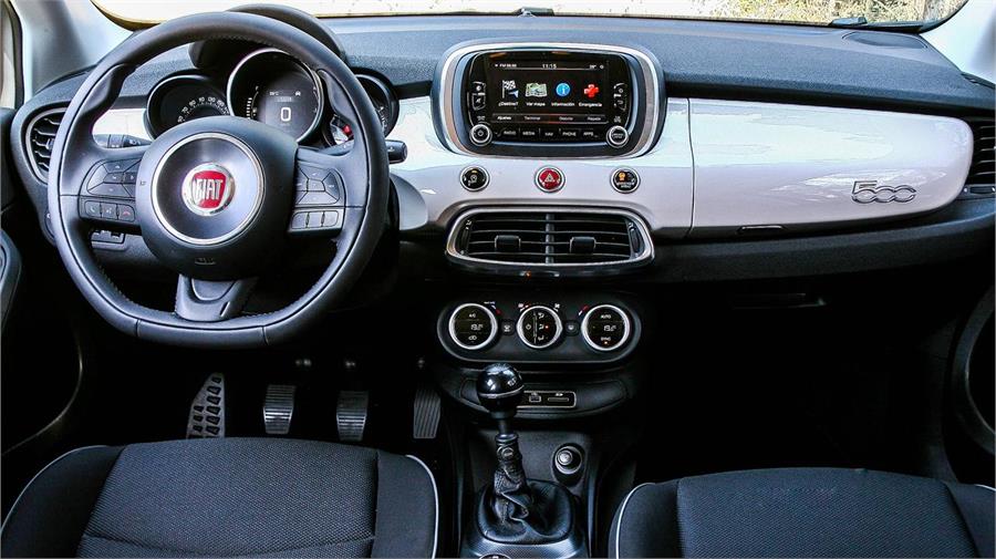 Interior atractivo con una gran banda de plástico en el color de la carrocería y una sensación de calidad inédita en los Fiat.