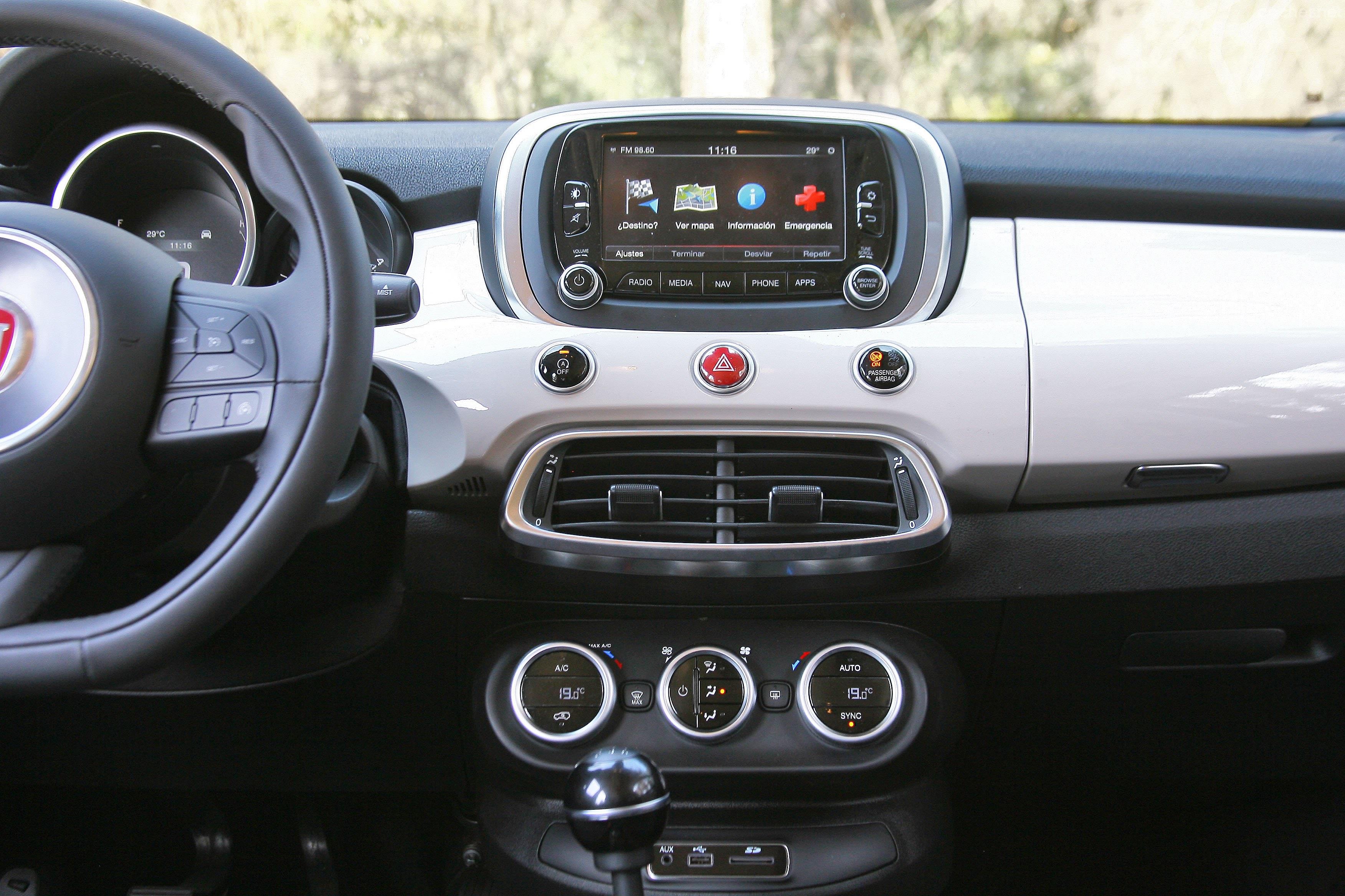 El interior del Fiat 500X ofrece una buena sensación de espacio,y tiene una buena atención al detalle. 