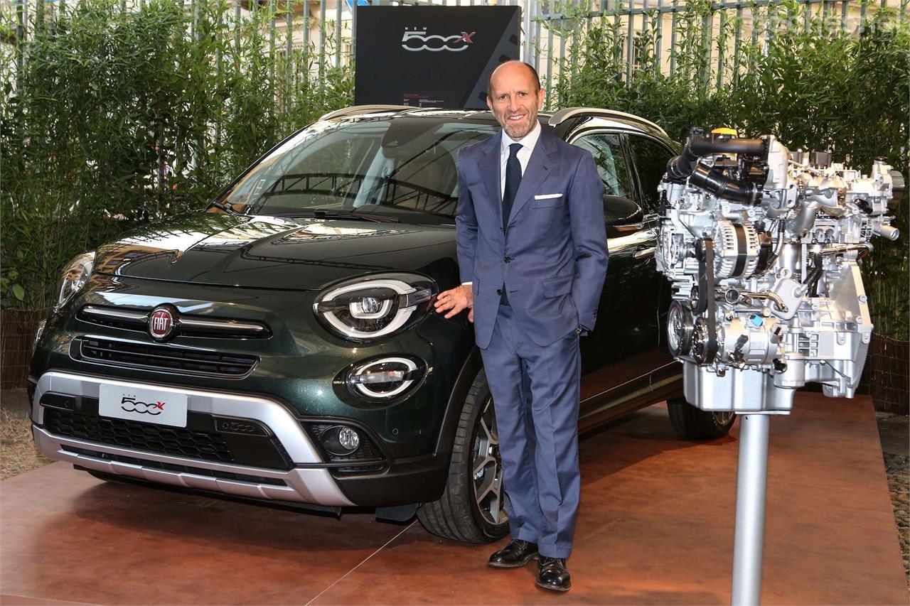 Luca Napolitano, actual máximo responsable de FIAT y Abarth EMEA junto a uno de los nuevos motores FireFly Turbo de gasolina.