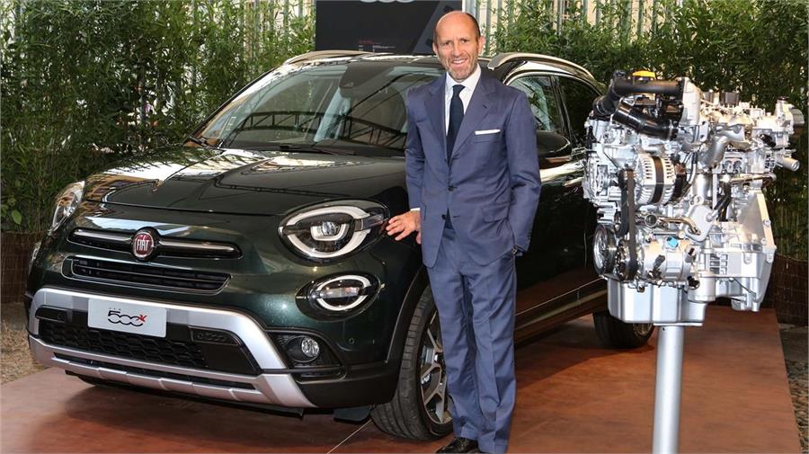 Luca Napolitano, actual máximo responsable de FIAT y Abarth EMEA junto a uno de los nuevos motores FireFly Turbo de gasolina.
