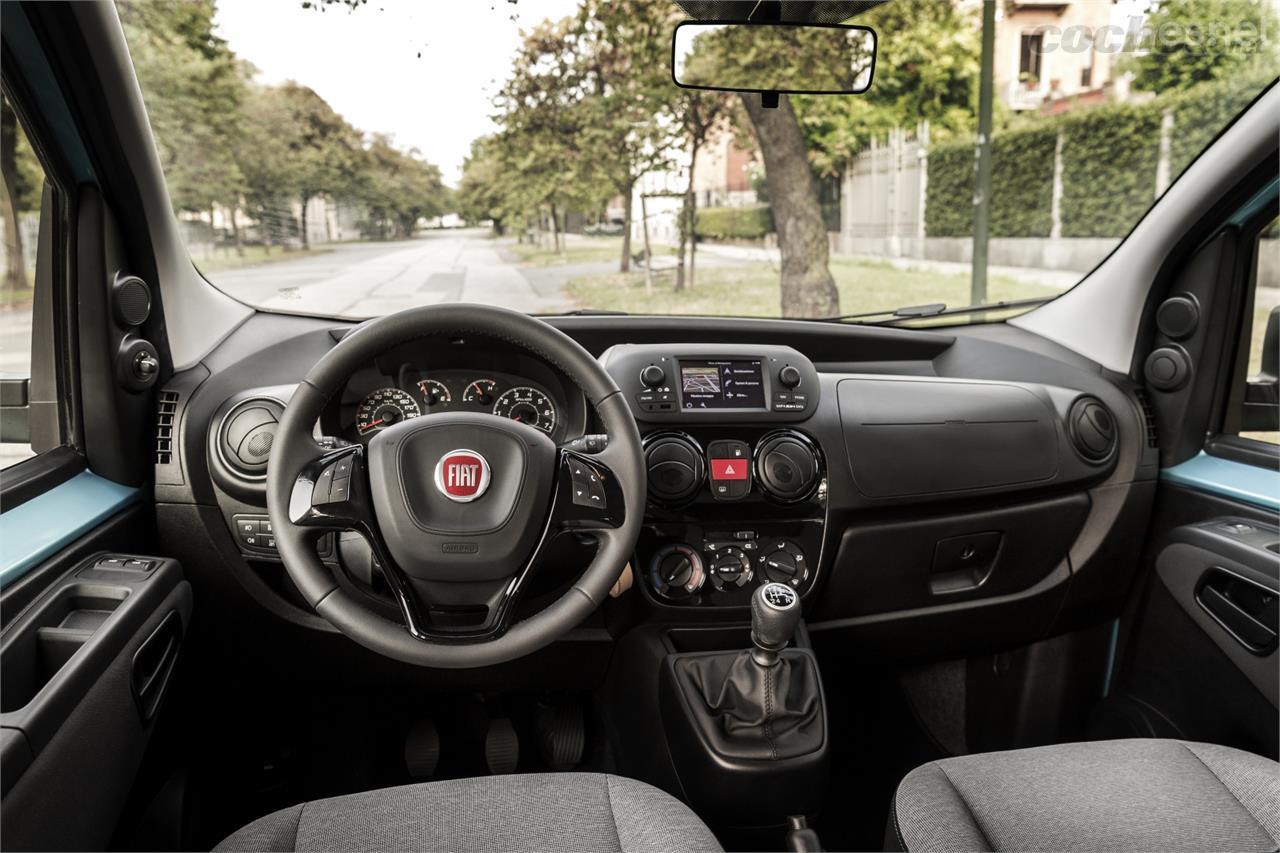 En el interior cambian el volante y la instrumentación y se añade un sistema con navegador con pantalla de 5 pulgadas sobre la consola central. Las tapicerías también son nuevas.