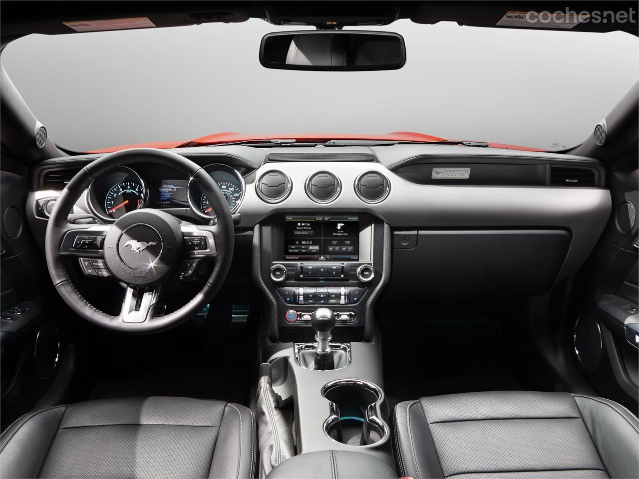 El interior sigue la línea del anterior Mustang, pero tiene un nuevo diseño y cuenta con nuevos acabados y equipamiento. El más destacado es la pantalla del sistema Ford SYNC.