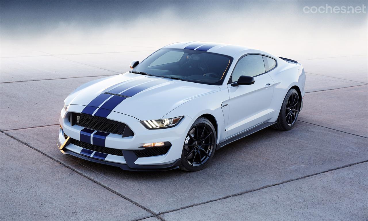 El Ford Shelby GT350 se reconoce por un kit de carrocería específico y la característica decoración Shelby blanca con franjas blancas.