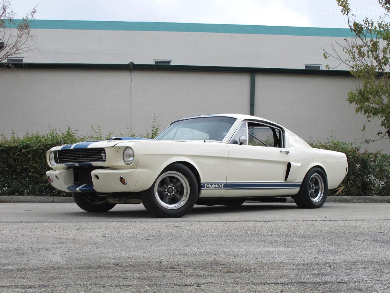 El Shelby GT350R de 1966 lo podríamos llegar a considerar como el Santo Grial de los apasionados al Ford Mustang. Su cotización actual ronda el millón de dólares.