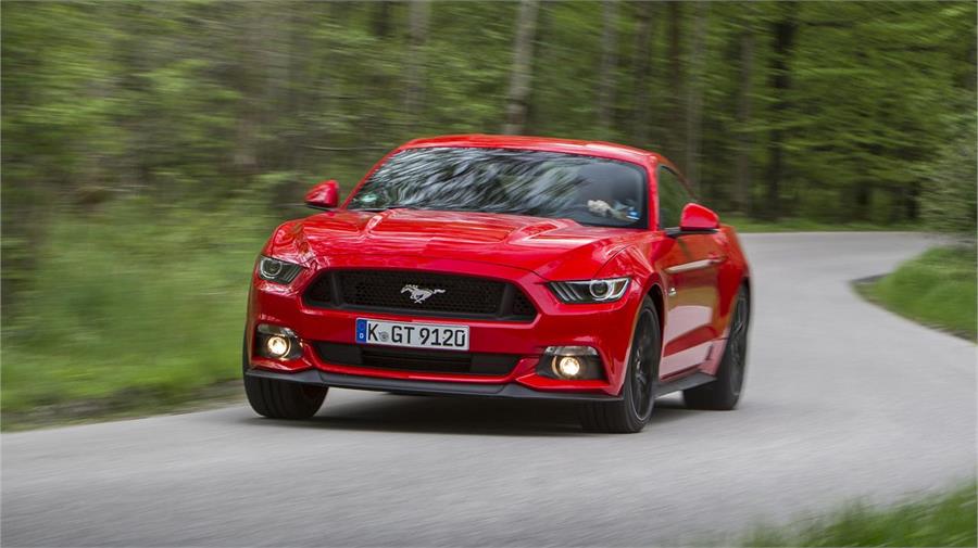 El nuevo Ford Mustang genera sensaciones de conducción muy puras. La respuesta de la dirección es directa, la suspensión es rígida y la transmisión del par brusca si no cuidas el embrague. 