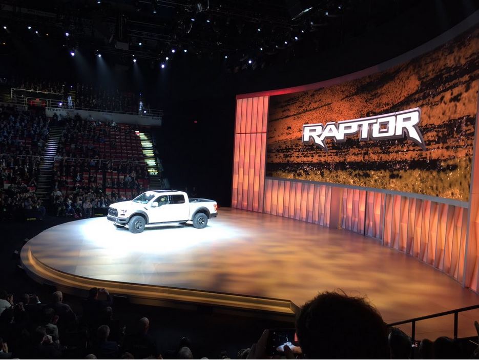 Así presentaba Ford al F-150 SVT Raptor SuperCrew, en el pabellón Joe Lewis Arena de los Detroit Red Wings de hockey hielo.