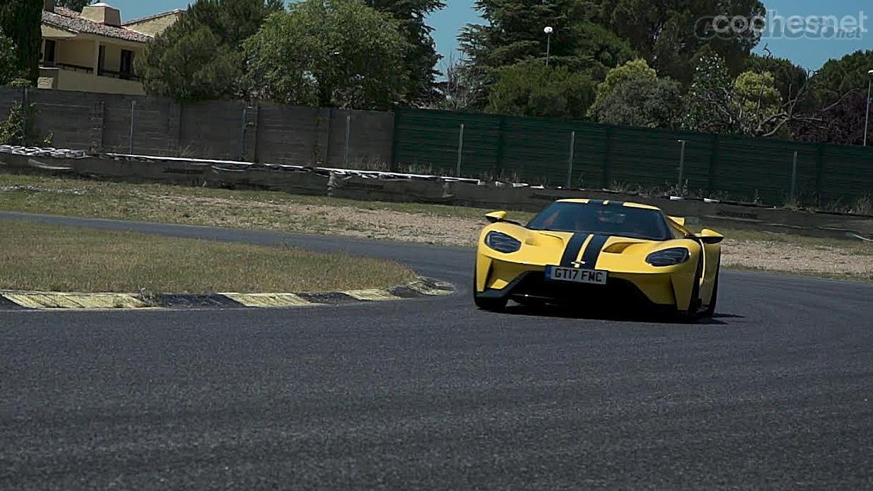 Quizá la mejor cualidad del Ford GT esta en su chasis. Es muy estable y tiene un paso por curva rapidísimo.