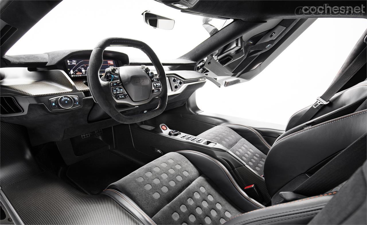 El interior del Ford GT 2019 Heritage Edition está cargado de detalles de buen acabado, con el cuero y la Alcantara presente en varios elementos. 