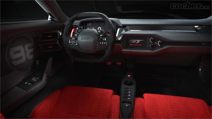 Para el interior se propone Alcantara en negro para volante y salpicadero y Alcantara roja para los asientos. Opcionalmente se puede añadir el dorsal 98 en las puertas.