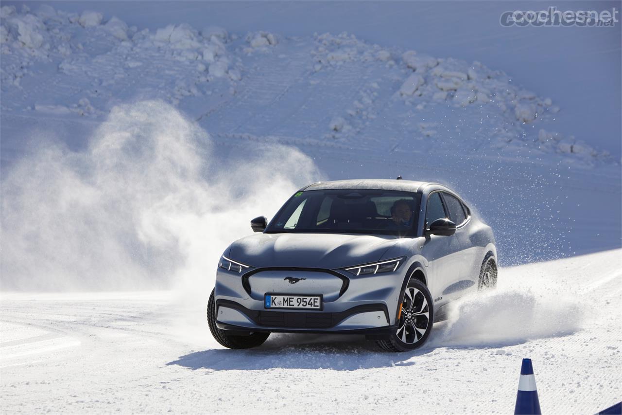 Nos quedamos con las ganas de poder probar el Mustang Mach-E en nieve, pero el calor de día dejó la pista impracticable.