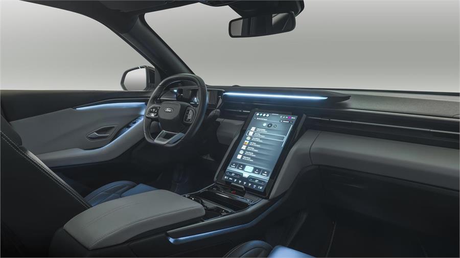 La pantalla vertical elevable (en la imagen en su posición baja) y el altavoz en forma de barra de sonido en la parte superior del salpicadero caracterizan el interior del Ford Explorer EV.