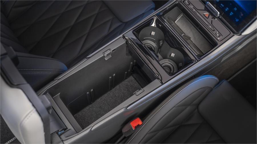 En la base de la consola, el Ford Explorer EV mantiene los mandos del climatizador y entre los asientos hay un espacio enorme de almacenaje.