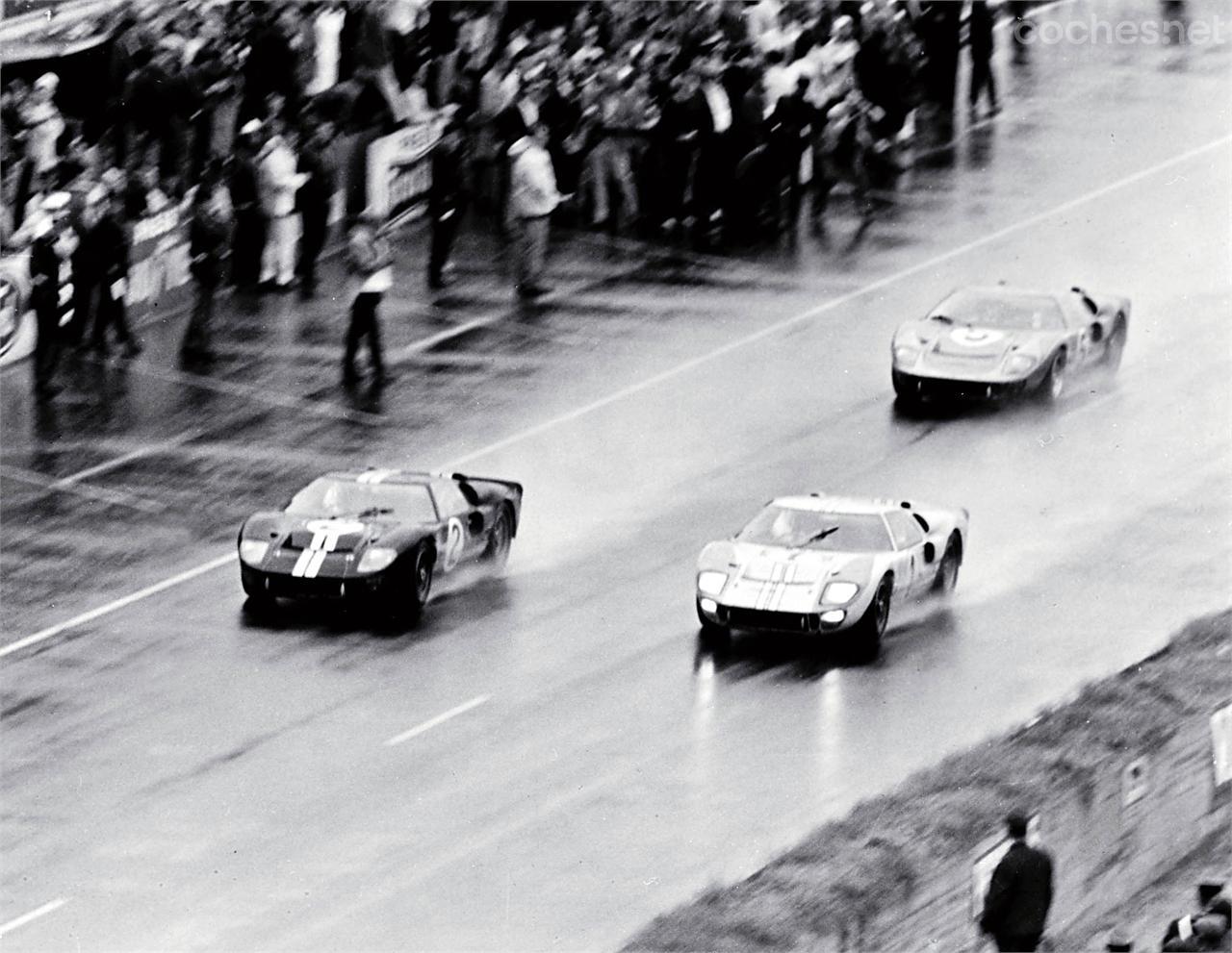 Llegada de los tres primeros clasificados en las 24 Horas de Le Mans de 1966, el vencedor fue el GT40 nº2 pilotado por Bruce McLaren y Chris Amon.