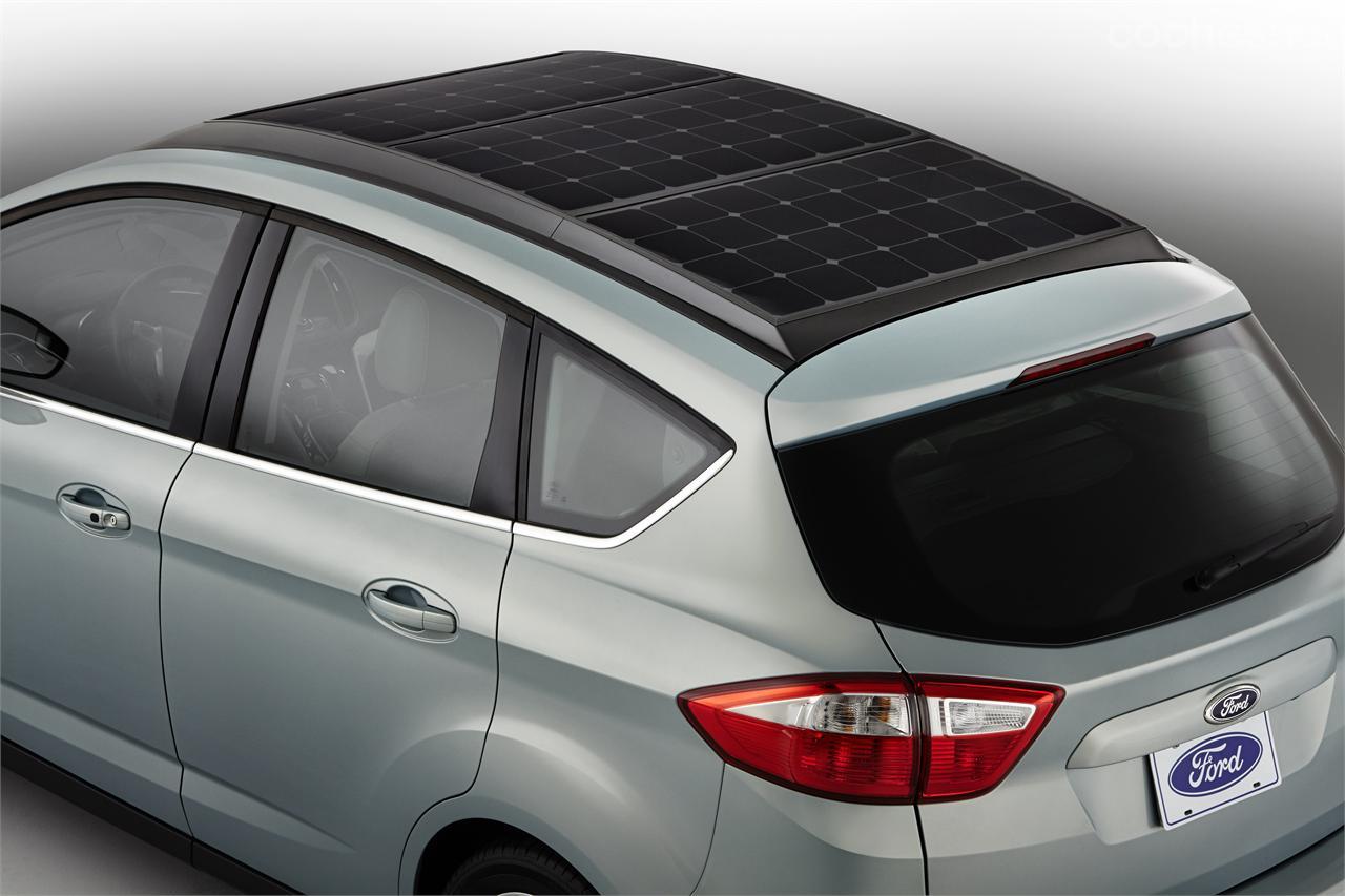 El Ford C-Max Solar Energi monta unos paneles solares en el techo. Así, es un híbrido plug-in que no depende exclusivamente de la red eléctrica para recargar su batería. 