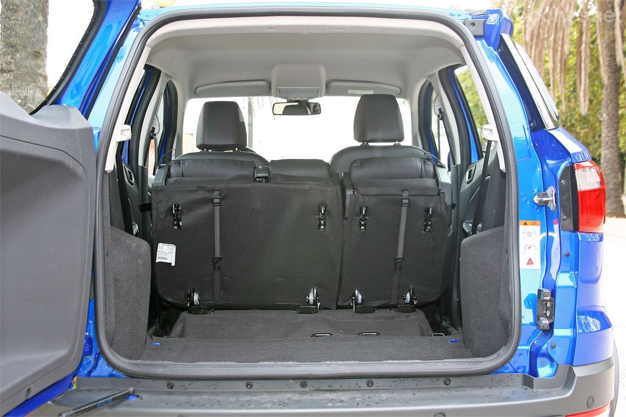 Con 5 plazas el maletero del EcoSport ofrece 310 litros, un volumen que podemos ampliar hasta 1.238 litros si plegamos la segunda fila contra los asientos delanteros.