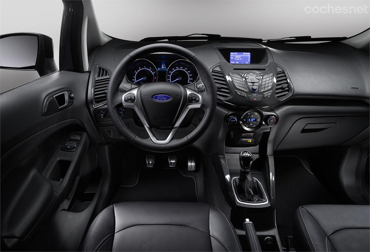 El interior utiliza materiales de mayor calidad aunque mantiene la pequeña pantalla del navegador de 5 pulgadas que Focus y Mondeo ya han jubilado.