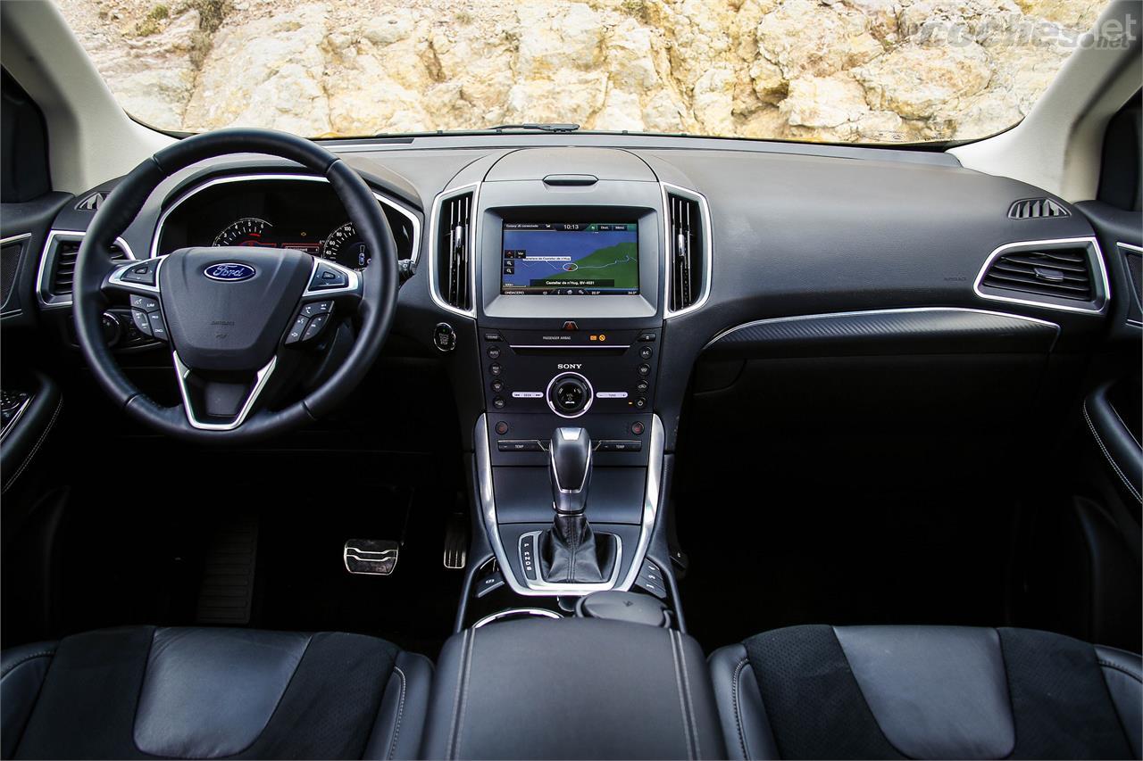 El salpicadero del Ford Edge es calcado al de un Ford S-Max. Tiene un diseño ergonómico y unos correctos acabados, aunque con algunos puntos mejorables. 