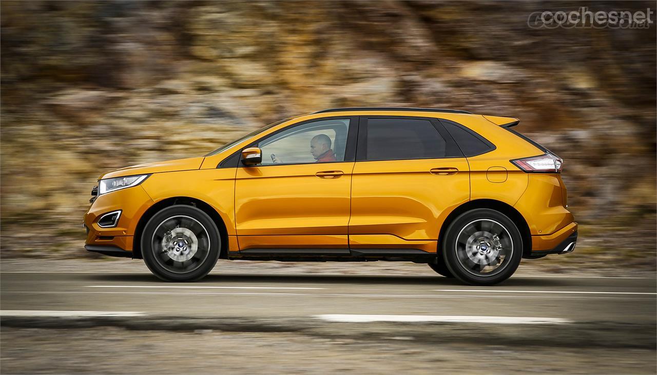 El Ford Edge mide 4,80 metros de largo. Es 28 centímetros más largo que un Ford Kuga, y se sitúa como el buque insignia de la marca en el segmento SUV.