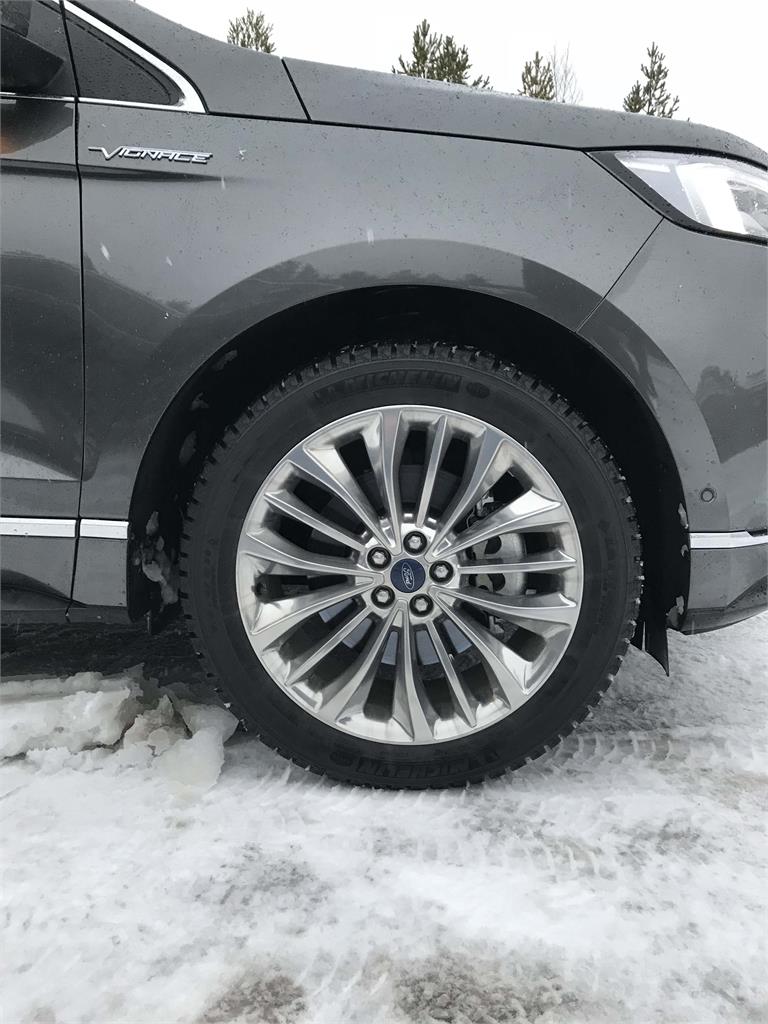 Las unidades de prueba contaban con neumáticos de clavos Michelin X-Ice North.