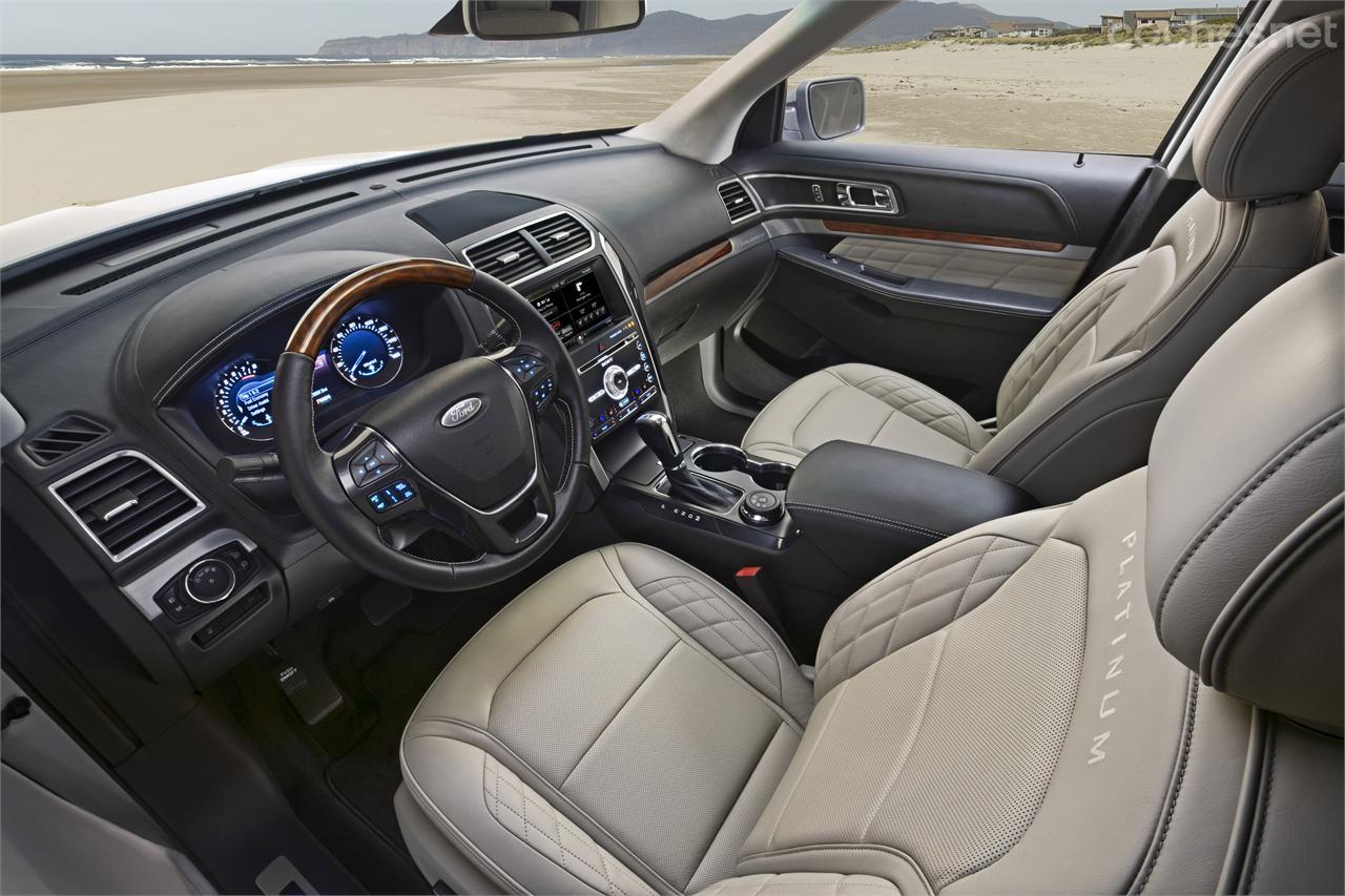Según Ford se ha mejorado la calidad de los materiales. También se añade un nuevo acabado tope de gama denominado Platinum.