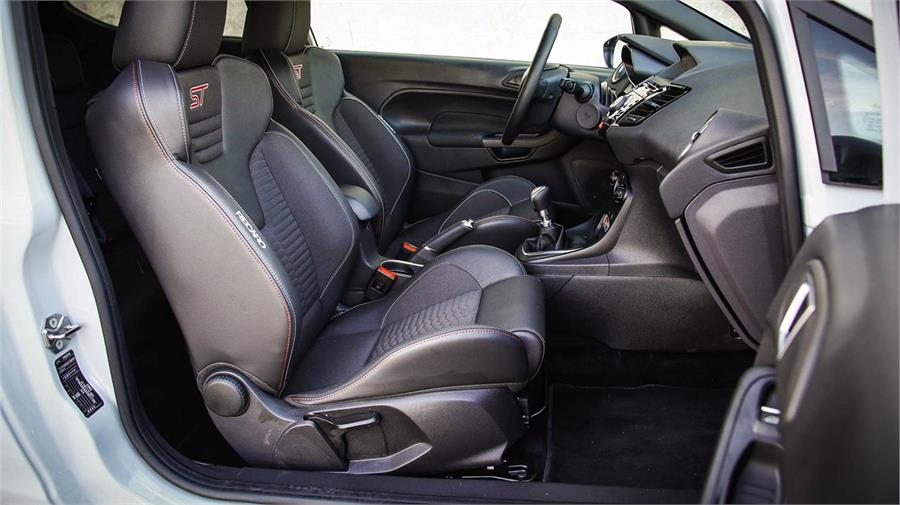 Los asientos deportivos Recaro Charcoal de serie, tapizados en piel-tela, son muy confortables.